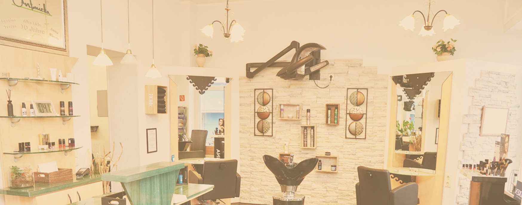 Blick in den Salon von Coiffeur Antonietta in Remscheid-Hasten – stilvolle Atmosphäre & persönliche Beratung
